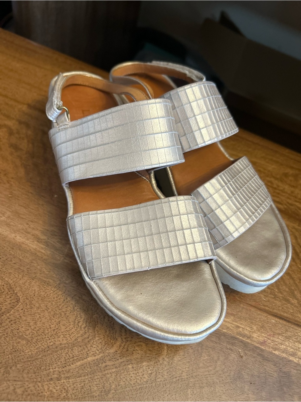L'amour Des Pieds Sandals 8.5 Slingback Open Toe Platform comfort Metallic